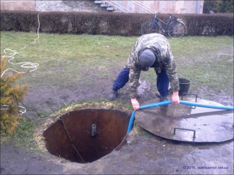 10032016610-1280x768-800x600 У Старому Самборі триває ліквідація аварії на водогоні