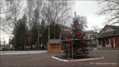 2017-12-28-576-800x600-500x281 На площі Ринок в Старому Самборі засвітили новорічну ялинку (фото)
