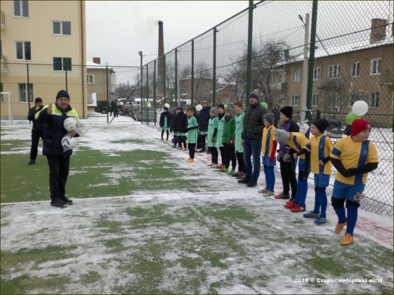 2018-12-14-1377-800x600-800x600 Новий спортивний майданчик зі штучним покриттям відкрили у Старому Самборі