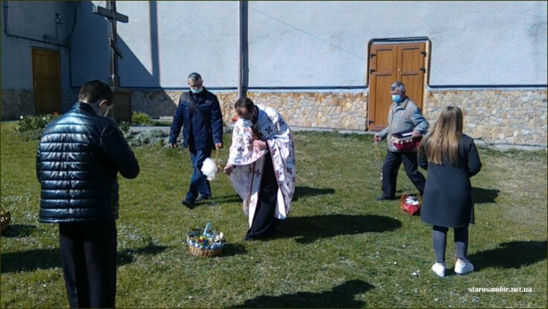 IMG_20200418_161541-800x600-1-800x451 У Старому Самборі почали освячувати великодні кошики (фото + відео)