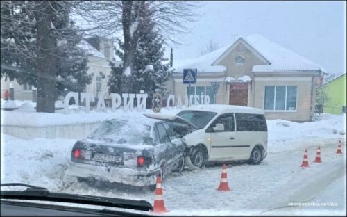 DTP-Staryy-Sambir-18022021-800x600-Starosambirs-ki-visti-500x312 Дорожньо-транспортна пригода сталася в центрі міста Старий Самбір