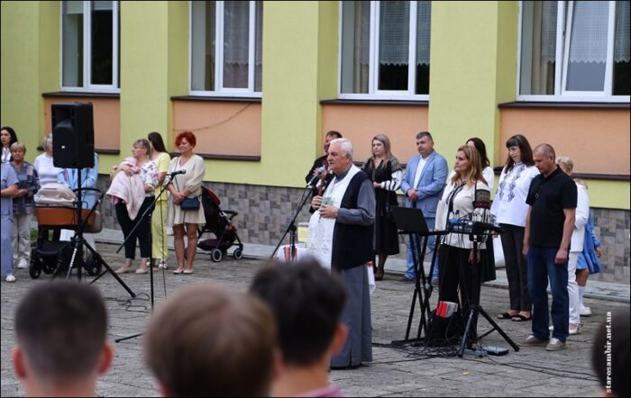 IMG_4092-Starosambirski-visti-700x442 Перший дзвоник: благословення і надія