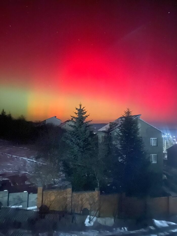 IMG-6405be434d062e1addfc4664c41a64a7-V-700x933 Полярне сяйво на Прикарпатті