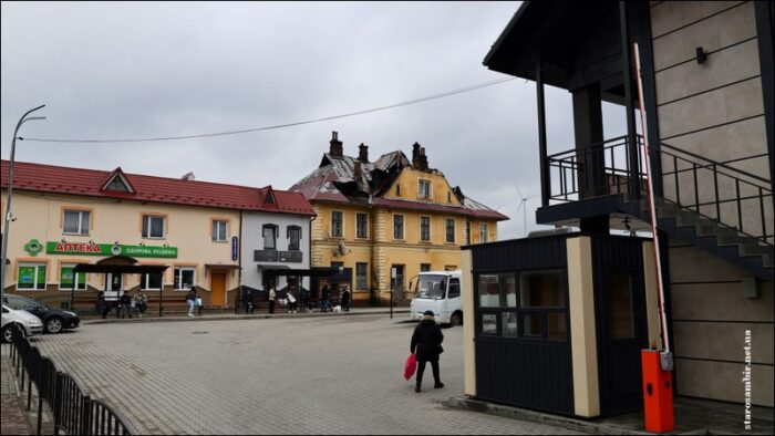 IMG_4100-Starosambirski-visti-700x394 Нічна пожежа: горів дах вокзалу