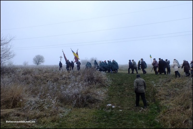 DSCF2059-2-Excursante-744x497 Фото панахиди на горі Острогірка 30 листопада 2014 року