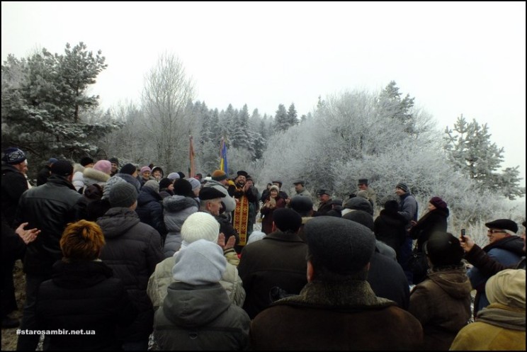 DSCF2132-2-Excursante-744x497 Фото панахиди на горі Острогірка 30 листопада 2014 року