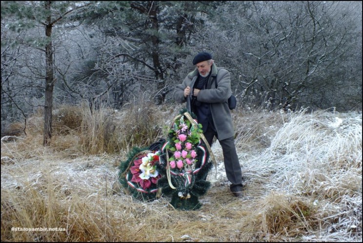 DSCF2134-2-Excursante-744x497 Фото панахиди на горі Острогірка 30 листопада 2014 року
