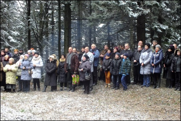 DSCF2157-2-Excursante-744x497 Фото панахиди на горі Острогірка 30 листопада 2014 року