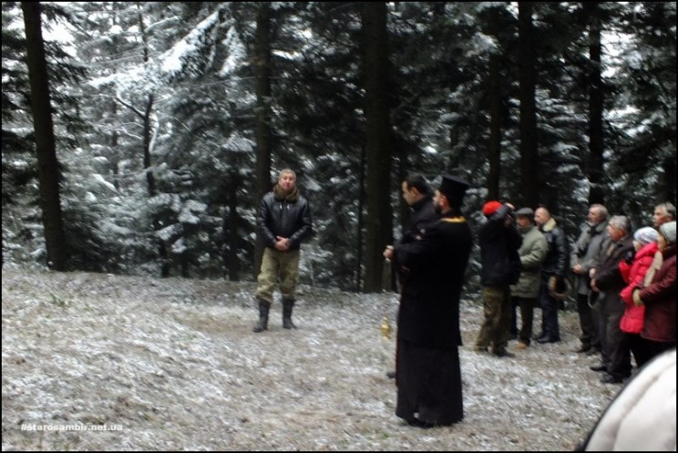 DSCF2170-2-Excursante-744x497 Фото панахиди на горі Острогірка 30 листопада 2014 року