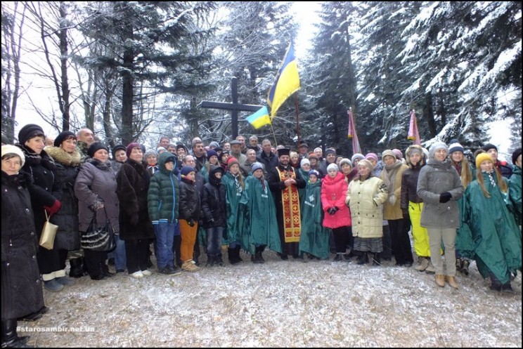 DSCF2183-2-Excursante-744x497 Фото панахиди на горі Острогірка 30 листопада 2014 року
