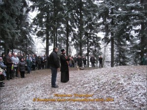 IMG_0401-800x600-300x225 Фото панахиди на горі Острогірка 30 листопада 2014 року