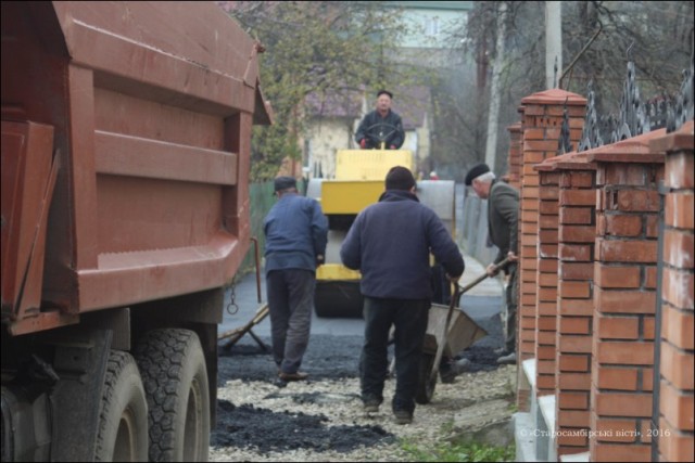 IMG_3709-800x600-640x427 В Старому Самборі тривають роботи з ремонту комунальних доріг