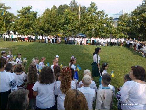IMG_20190902_100553-800x600-500x375 Перше вересня у Старому Самборі – свято знань, квітів, молоді та вишиванок